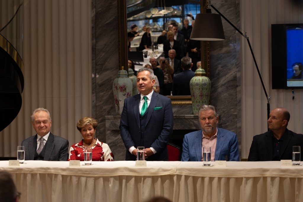 Herendi porcelánszoborral tiszteleg a világbajnok műkorcsolyázó páros előtt a Herendi Porcelánmanufaktúra